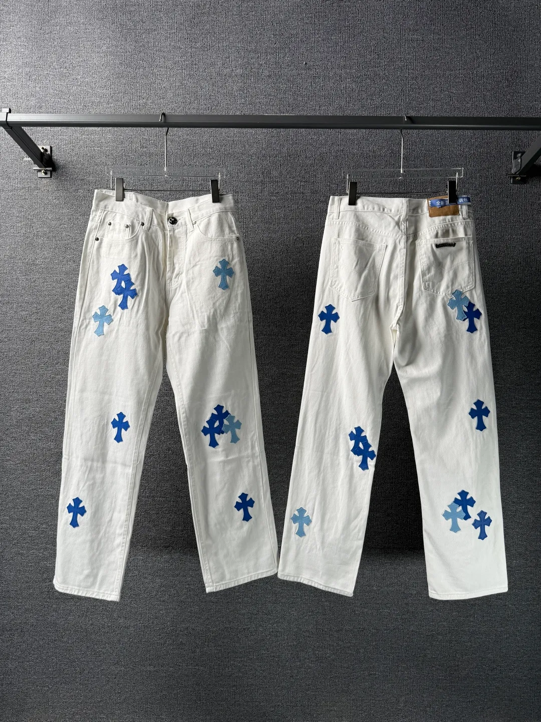 P230 💰 (Top version) Chrome Hearts/Chrome Hearts Classic white and blue series colored leather cross washed color fabric unisex denim trousers Vibe style straight stacked god-level version Carbon fine bias denim color cloth Old vintage full set of hardware - Chrome Hearts white cow series The high version uses high-ounce customized fabrics, fermentation washing and soft color fixation, soft and thick to wear, the details are all made by hand-polished craftsmanship, all-over printed jacquard fabric Unique design style. Through multiple processes to create a full retro feel. Unique niche non-contrast shirt. Customized distressed spray-painted buttons. Craftsmanship in every detail. Color: white and blue. Size: 28-30-32-34 (corresponding to S-M-L-XL)